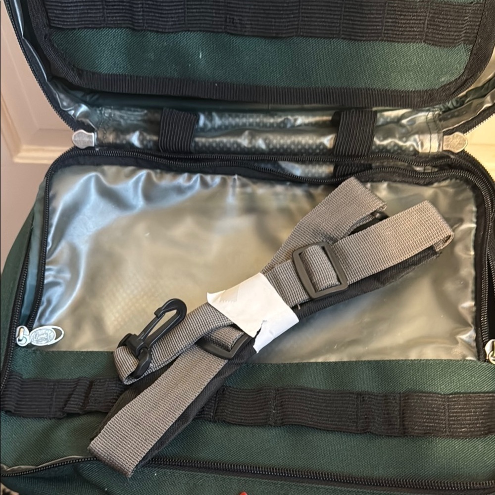 Men’s Green Travel Bag lots of space and pockets! - Picture 10 of 12